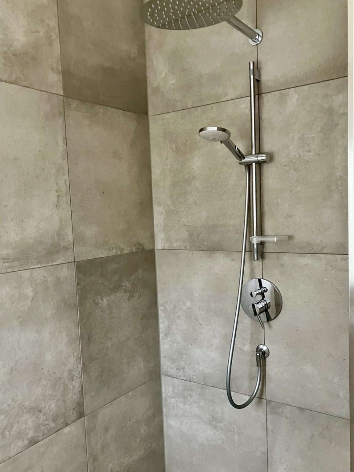 Bodengleiche Dusche mit Regenbrause und Handbrause im Ferienhaus Obersfeld