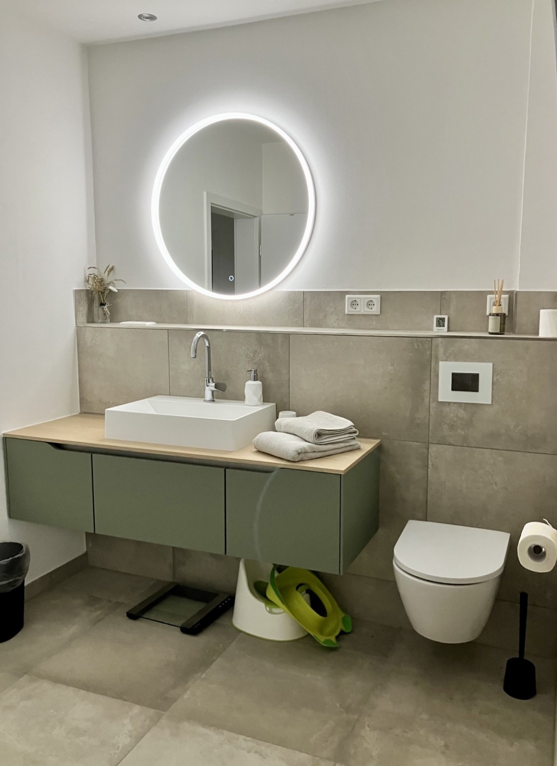 Gesamtansicht des modernen Badezimmers im Ferienhaus Obersfeld