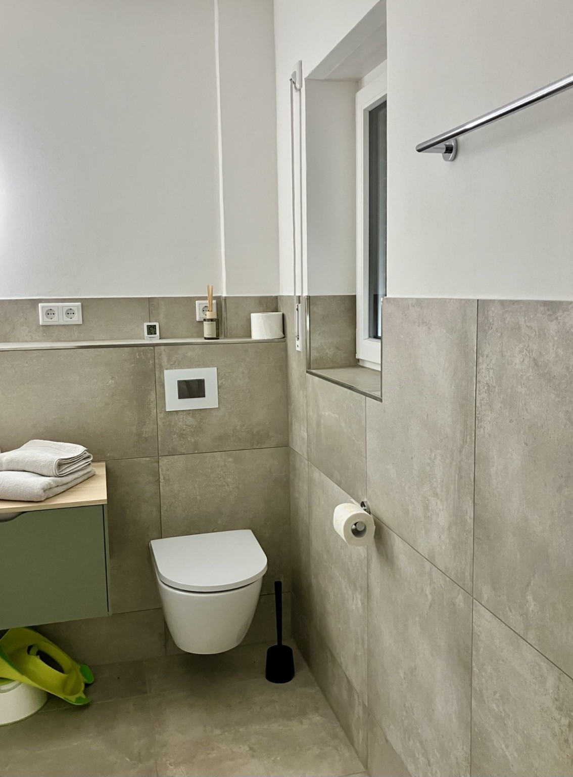 WC und Fenster im modernen Badezimmer des Ferienhauses Obersfeld