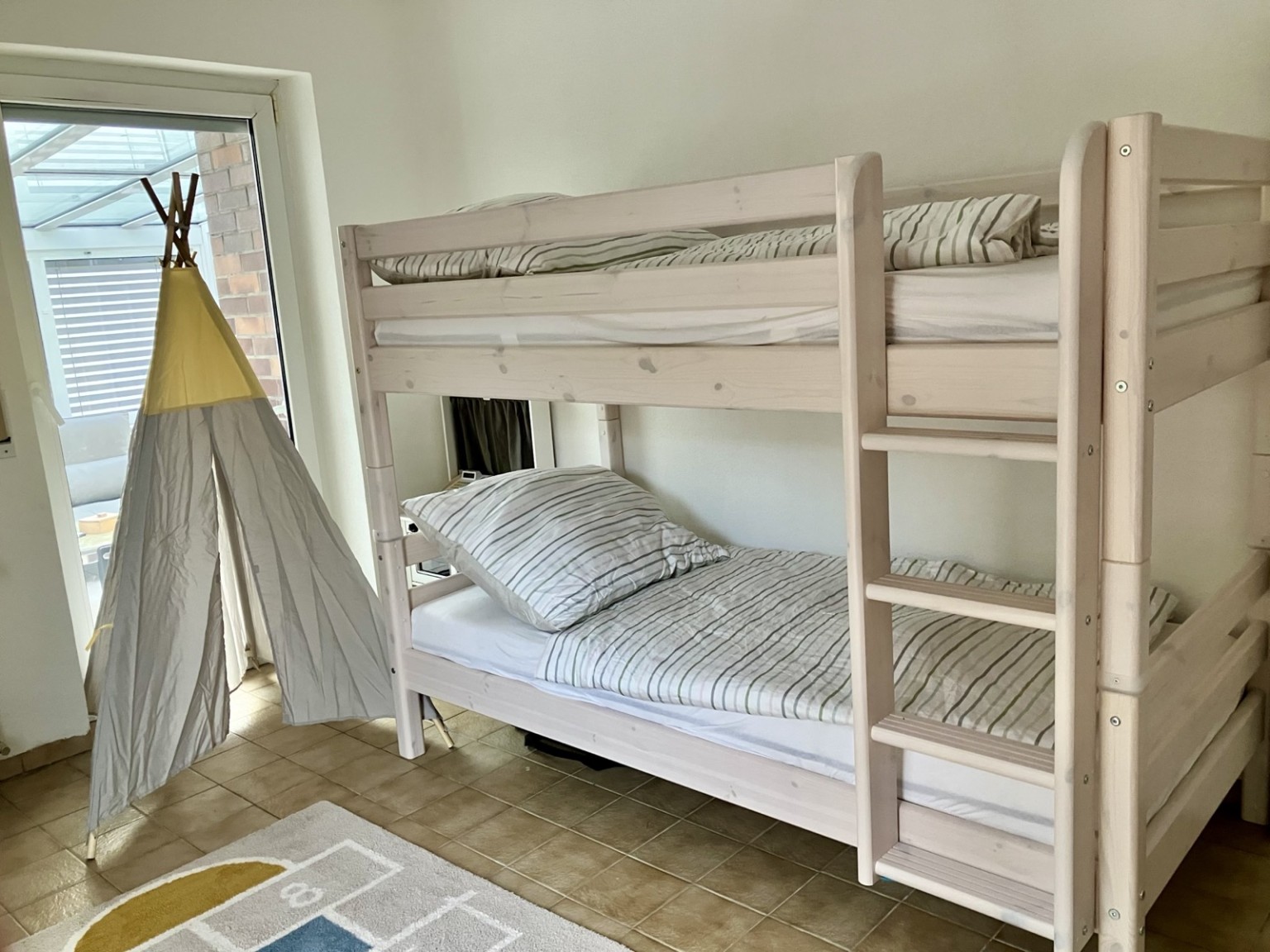 Kinderzimmer mit Hochbett und Spielzelt im Ferienhaus Obersfeld
