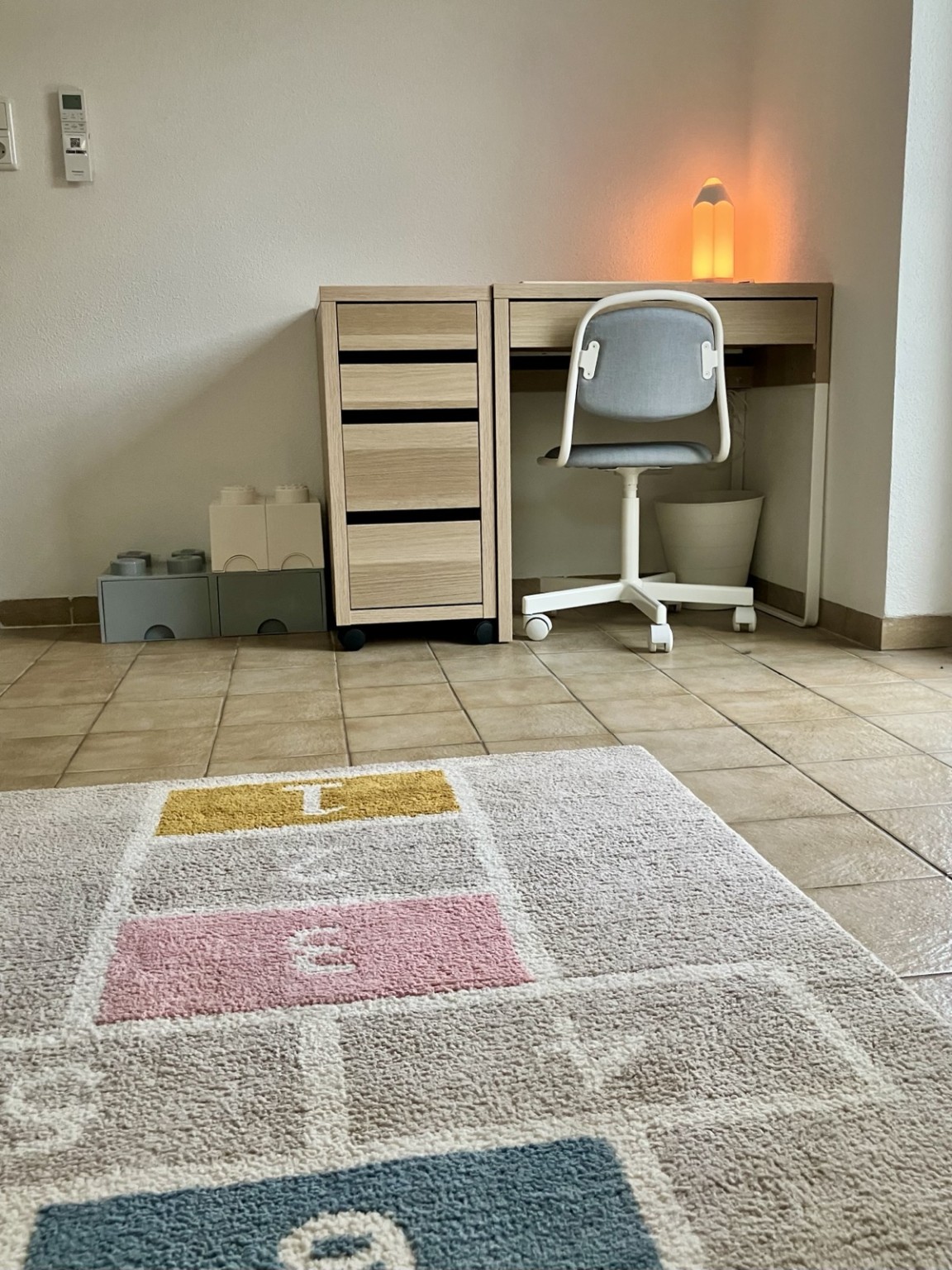 Leseecke mit Kinderbüchern und Sitzplatz im Kinderzimmer des Ferienhauses Obersfeld