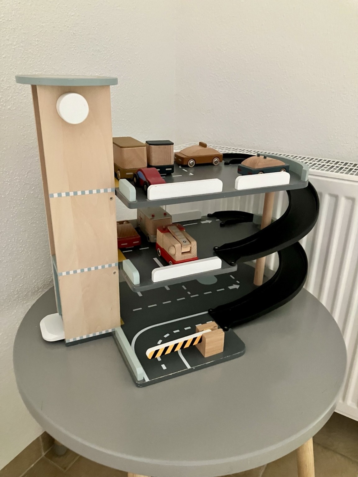Holz Parkgarage mit Spielautos im Kinderzimmer des Ferienhauses Obersfeld
