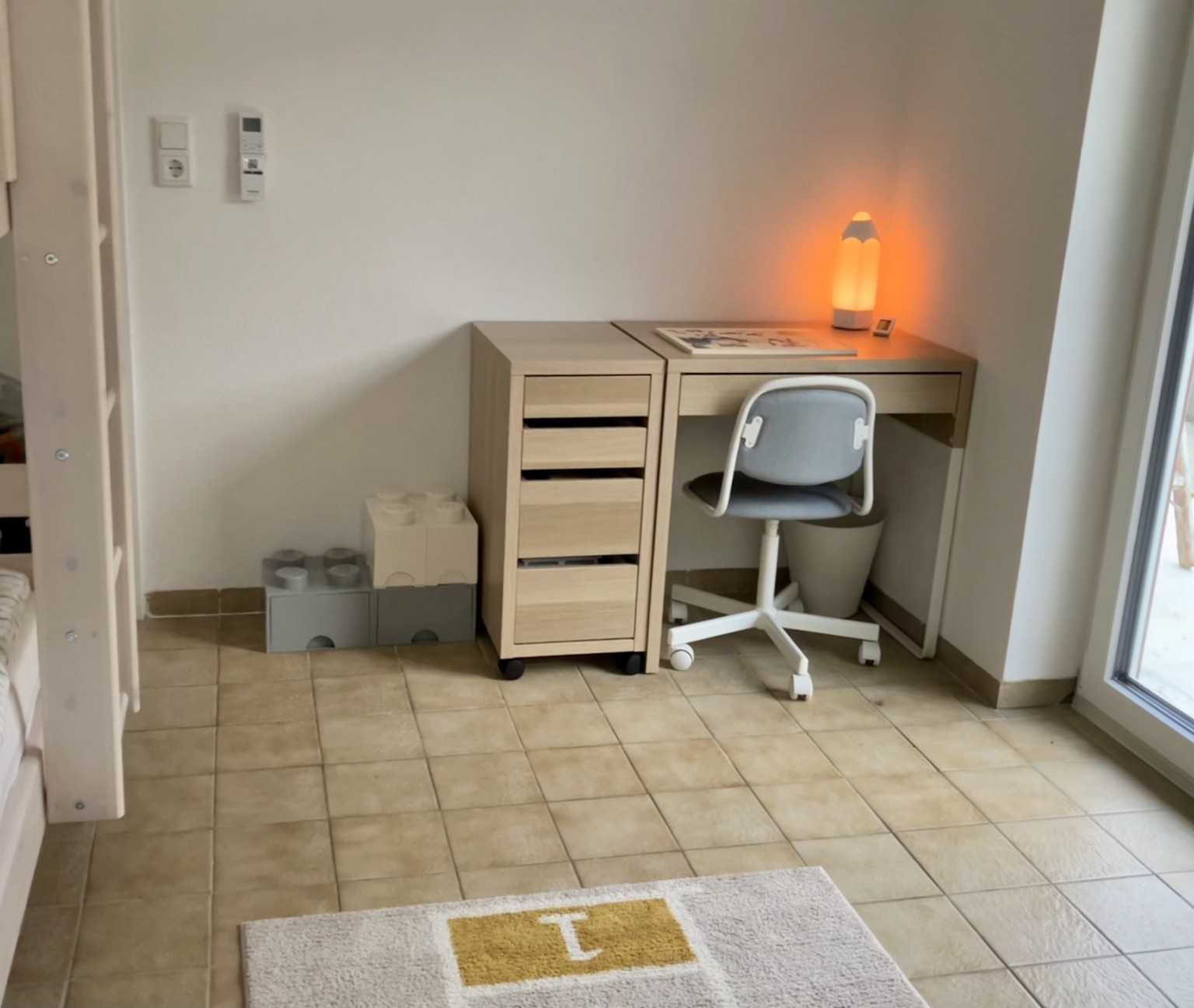 Schreibtisch mit Kinderstuhl im Kinderzimmer des Ferienhauses Obersfeld