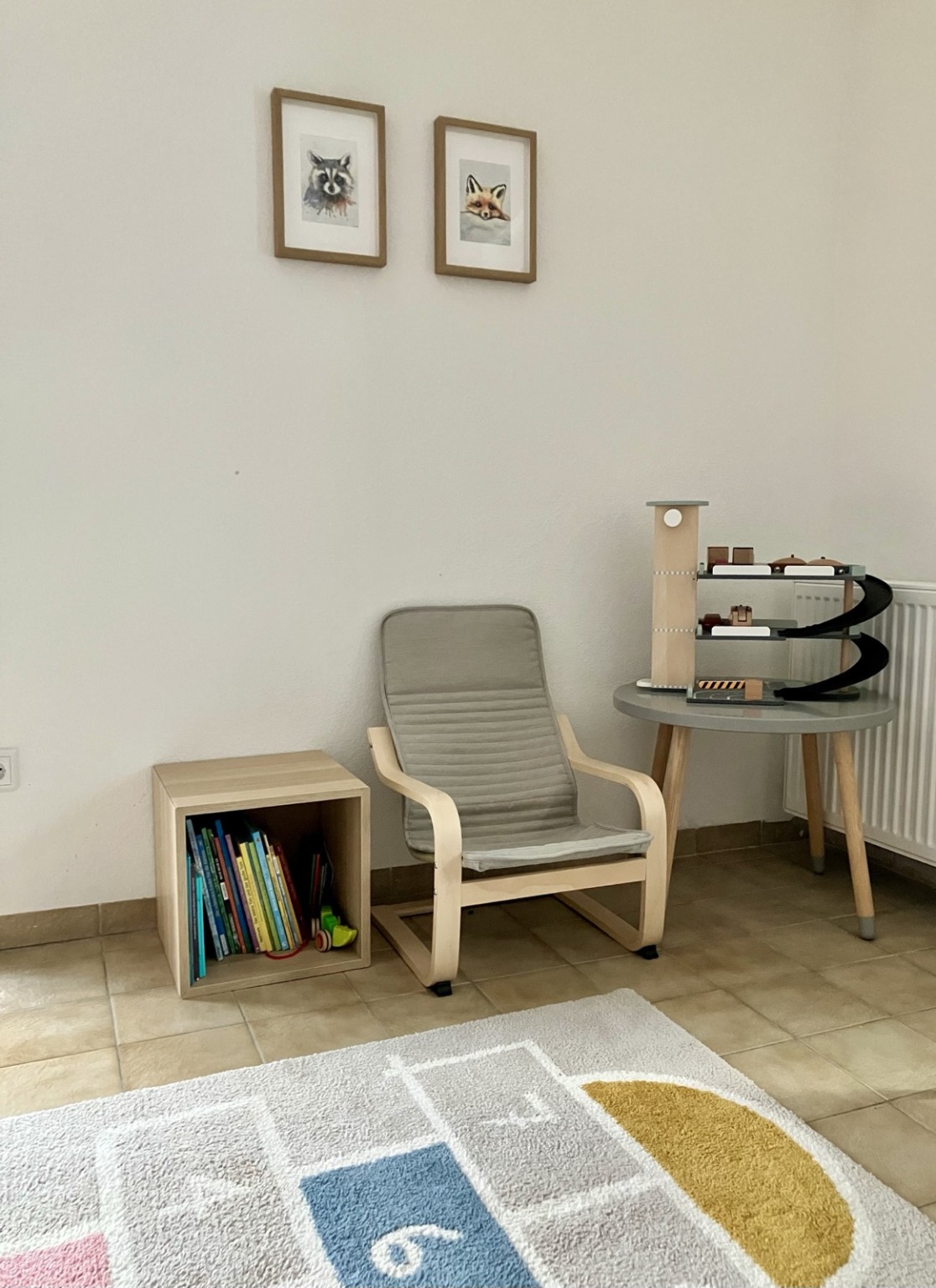 Spielzelt und Hüpfspielteppich im Kinderzimmer des Ferienhauses Obersfeld