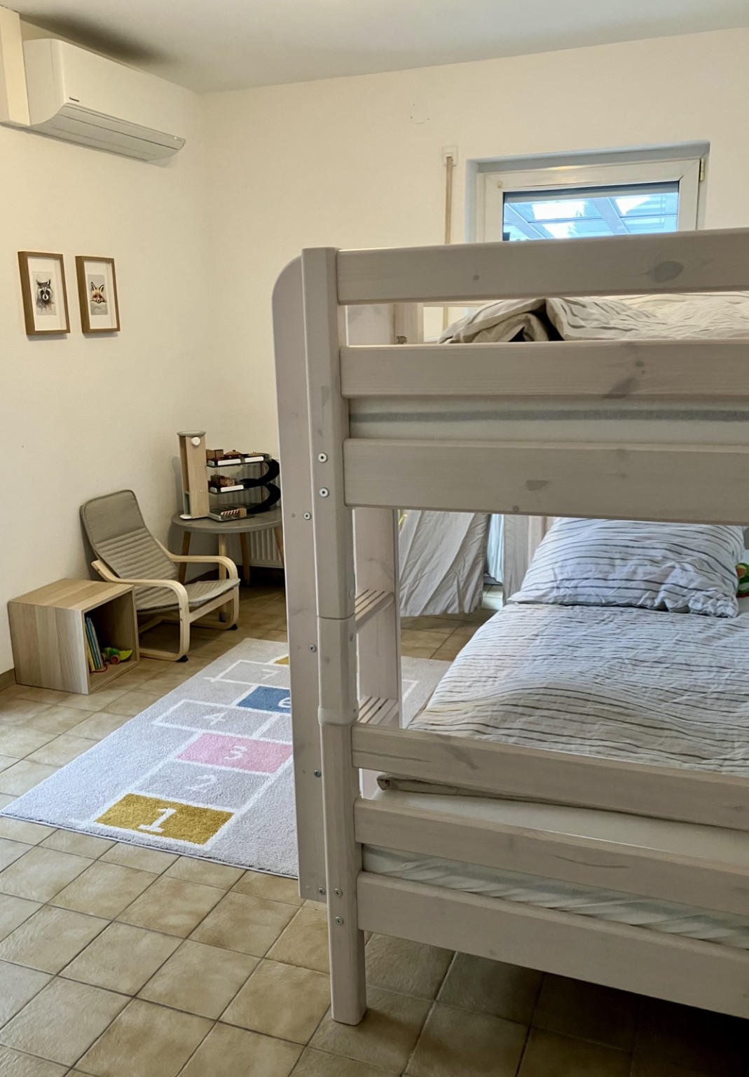 Übersicht des Kinderzimmers mit Hochbett, Spielecke und Klimaanlage im Ferienhaus Obersfeld