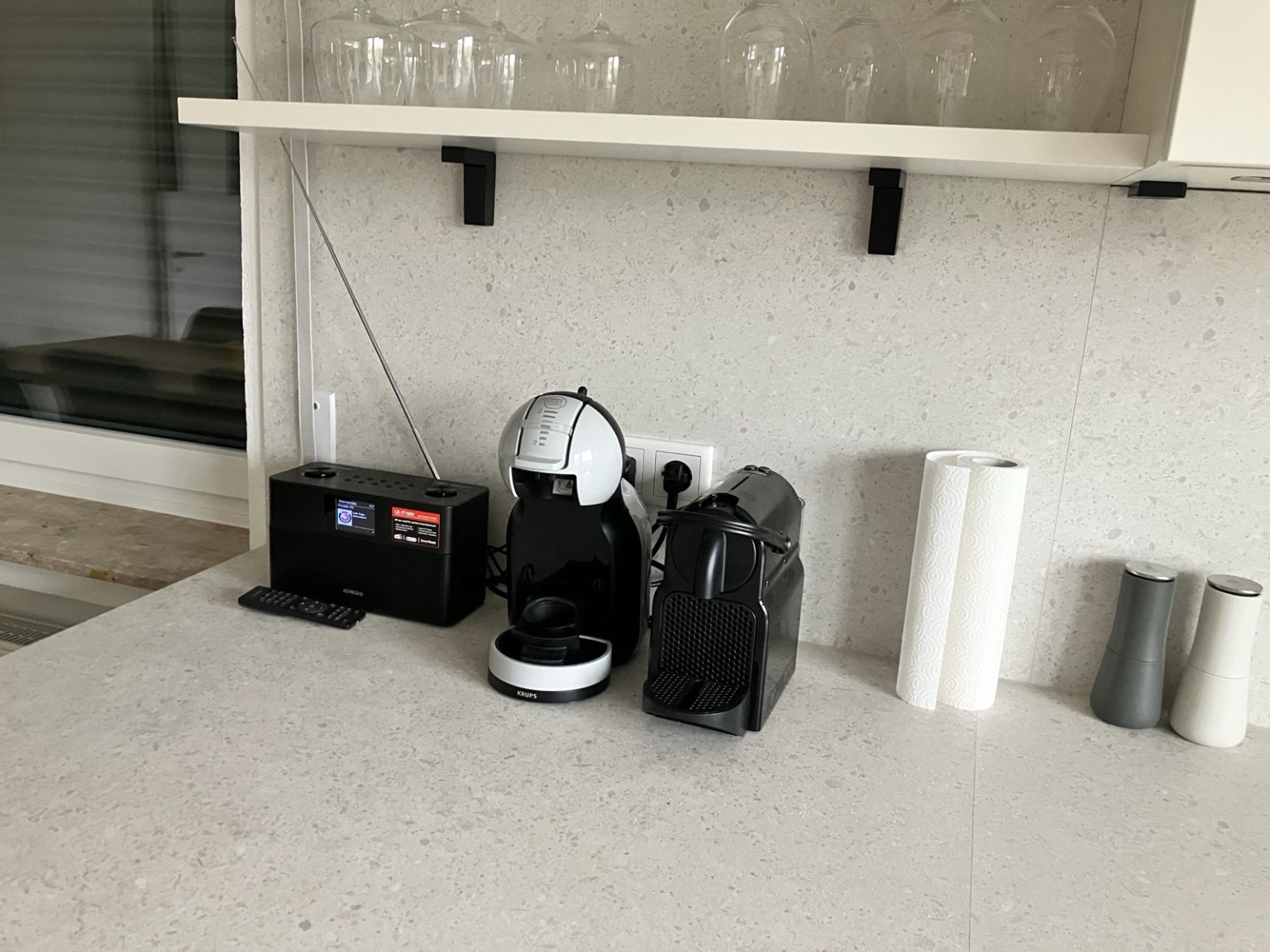 Kaffeeecke mit Kaffeemaschinen und Radio in der Küche