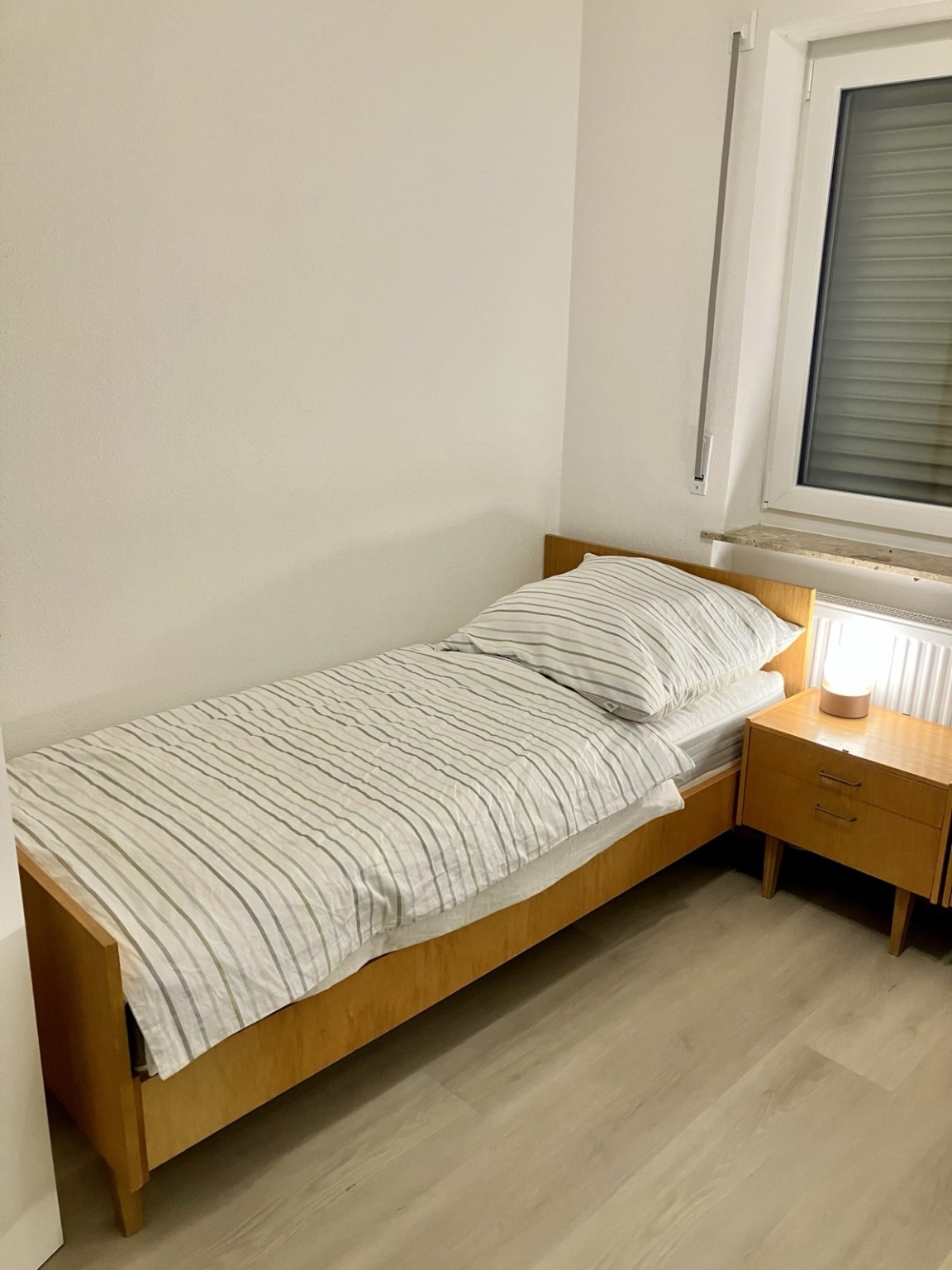 Einzelbett am Fenster im zweiten Schlafzimmer des Ferienhauses Obersfeld
