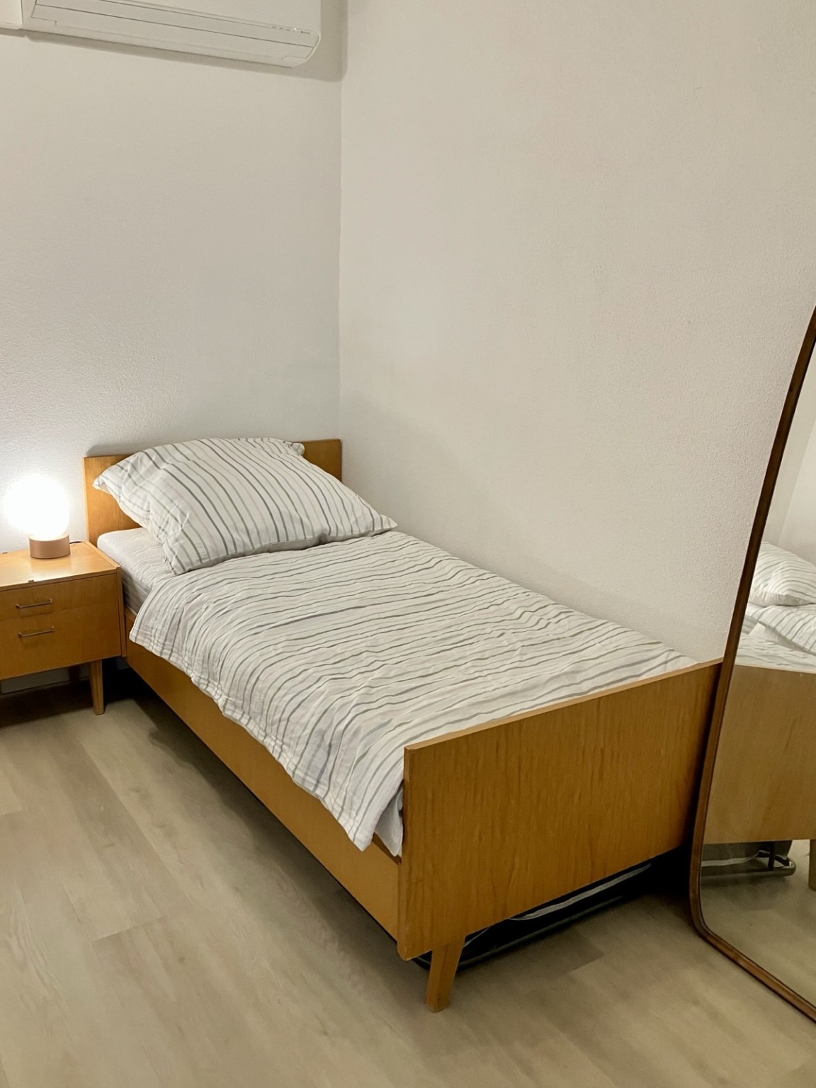 Einzelbett und Klimaanlage im zweiten Schlafzimmer des Ferienhauses Obersfeld