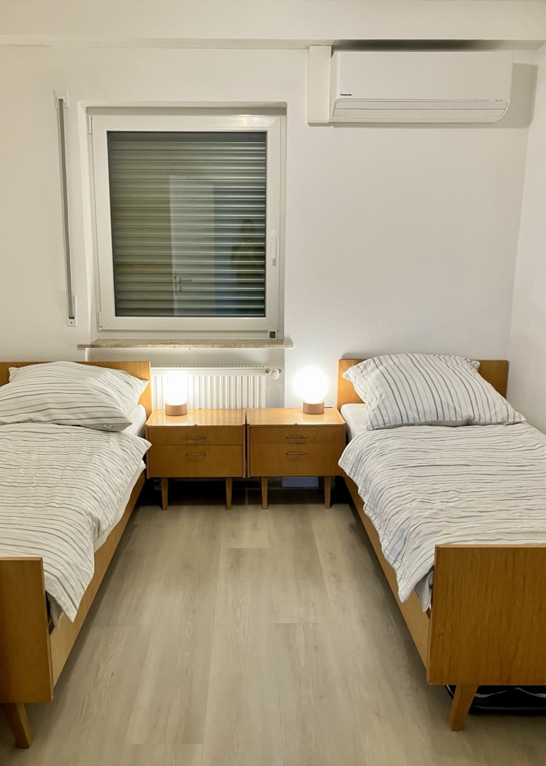Schlafzimmer 2 mit zwei Einzelbetten und Klimaanlage im Ferienhaus Obersfeld