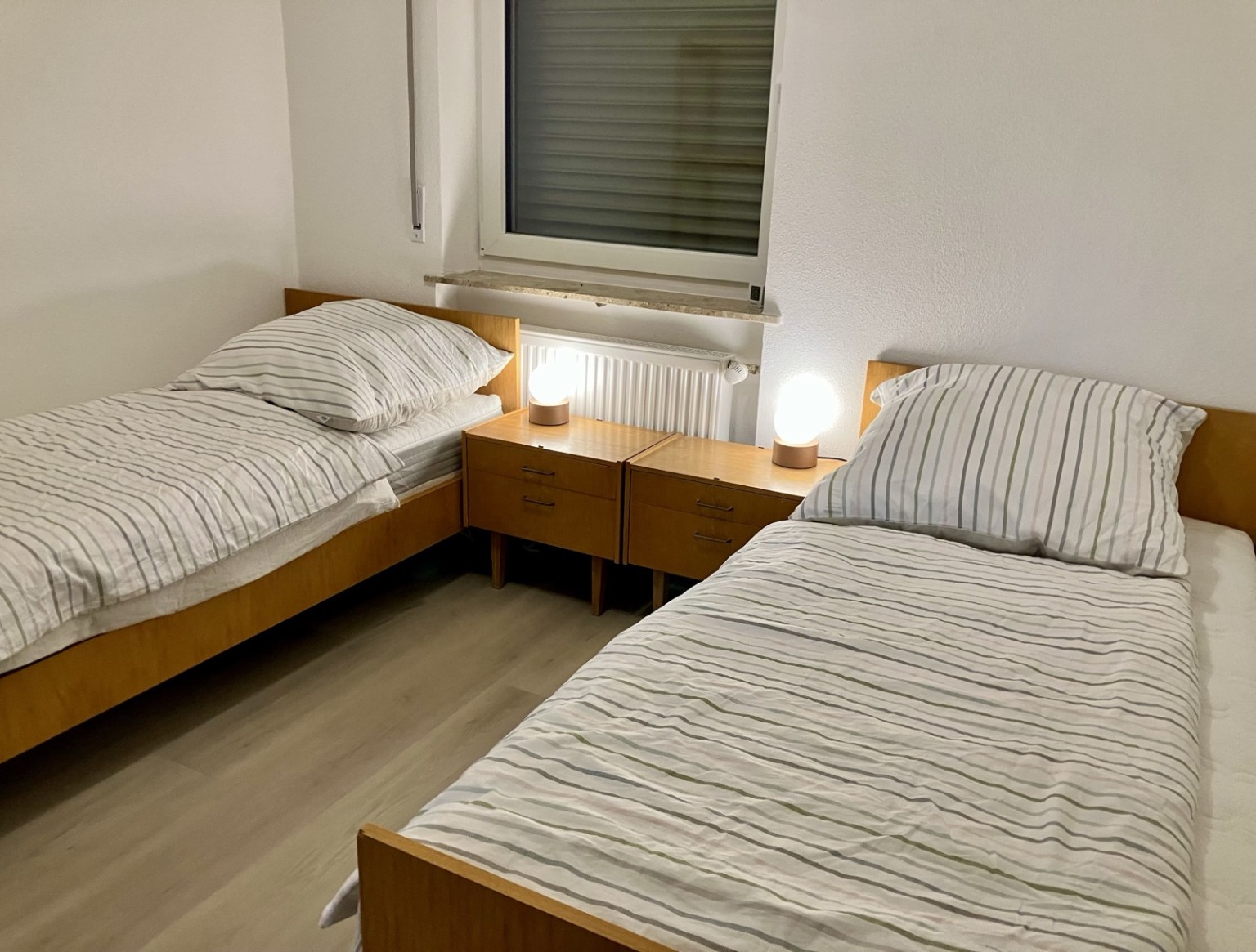 Gesamtansicht des zweiten Schlafzimmers mit zwei Einzelbetten im Ferienhaus Obersfeld