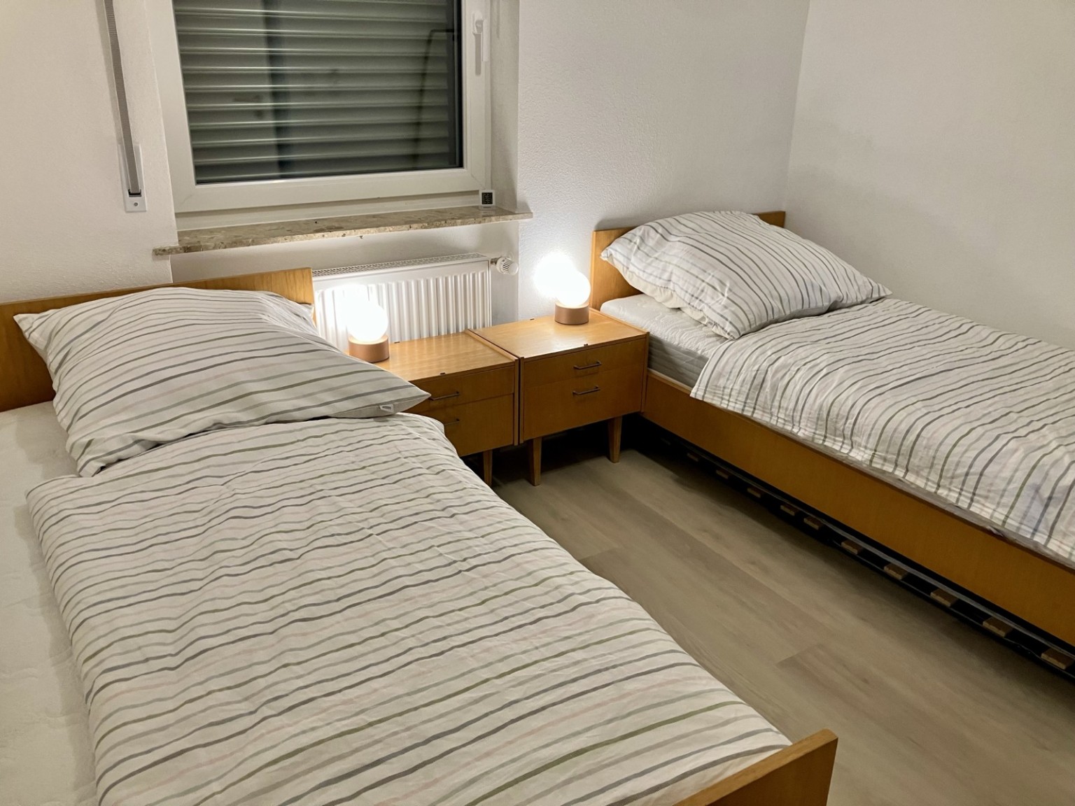 Zwei getrennte Einzelbetten im zweiten Schlafzimmer des Ferienhauses Obersfeld