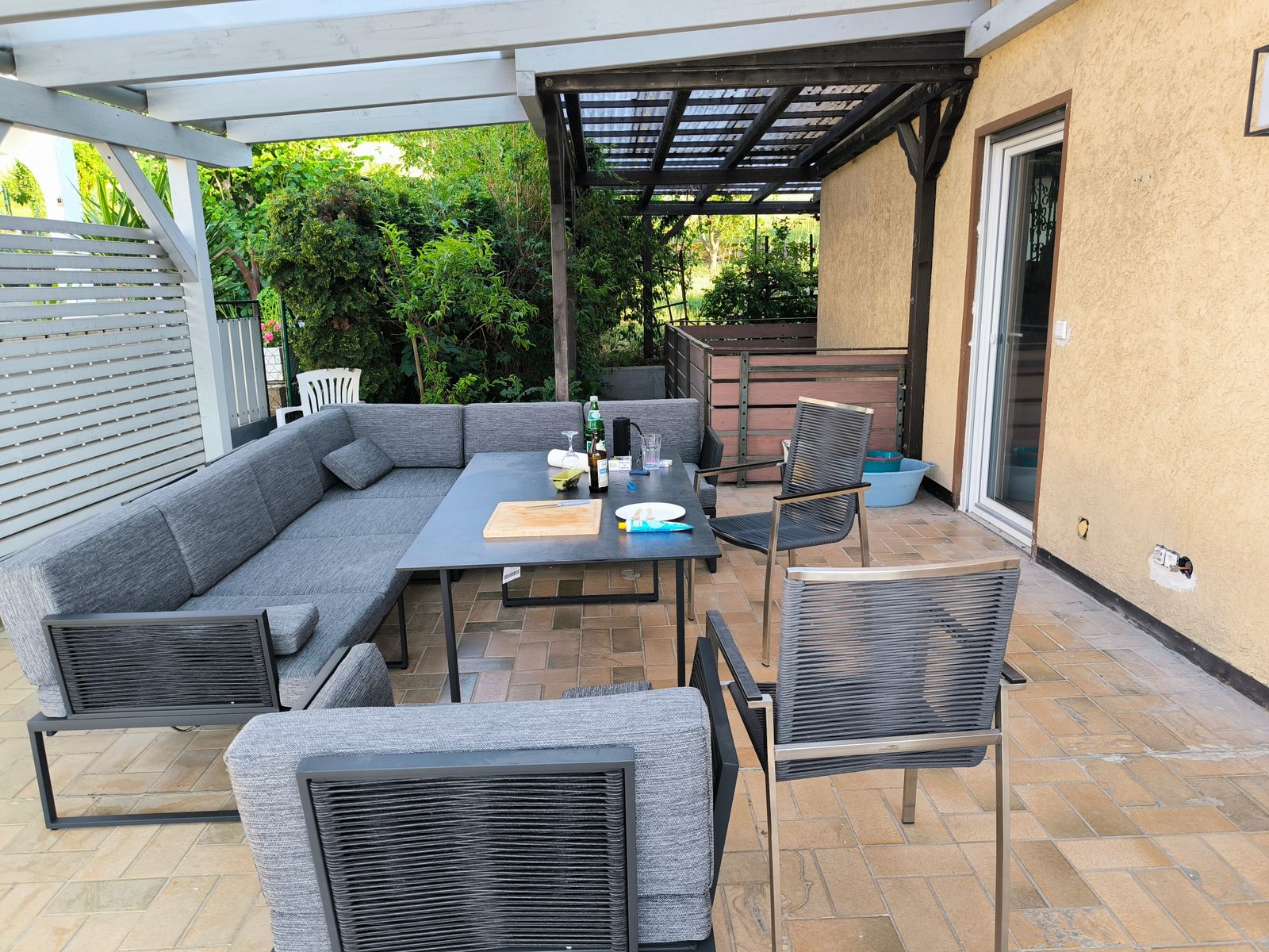 Neue Terrasse mit Loungebereich