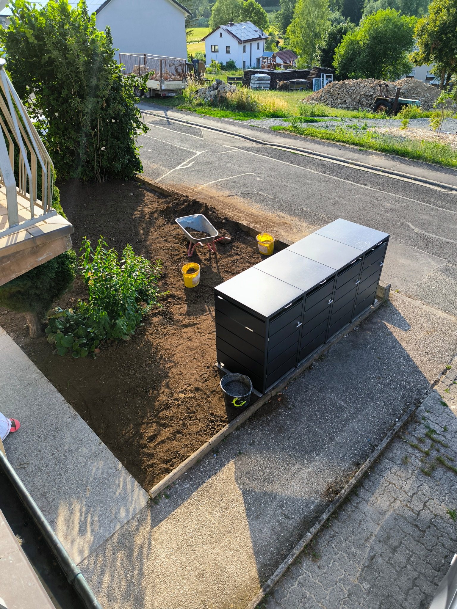 Neues Tonnenhaus und neu gestalteter Vorgarten