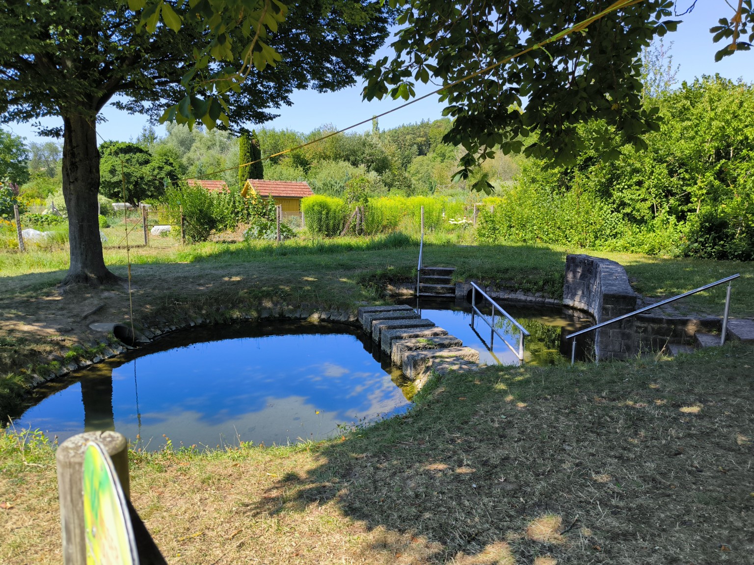 Wassertretanlage in Obersfeld unter schattigen Bäumen
