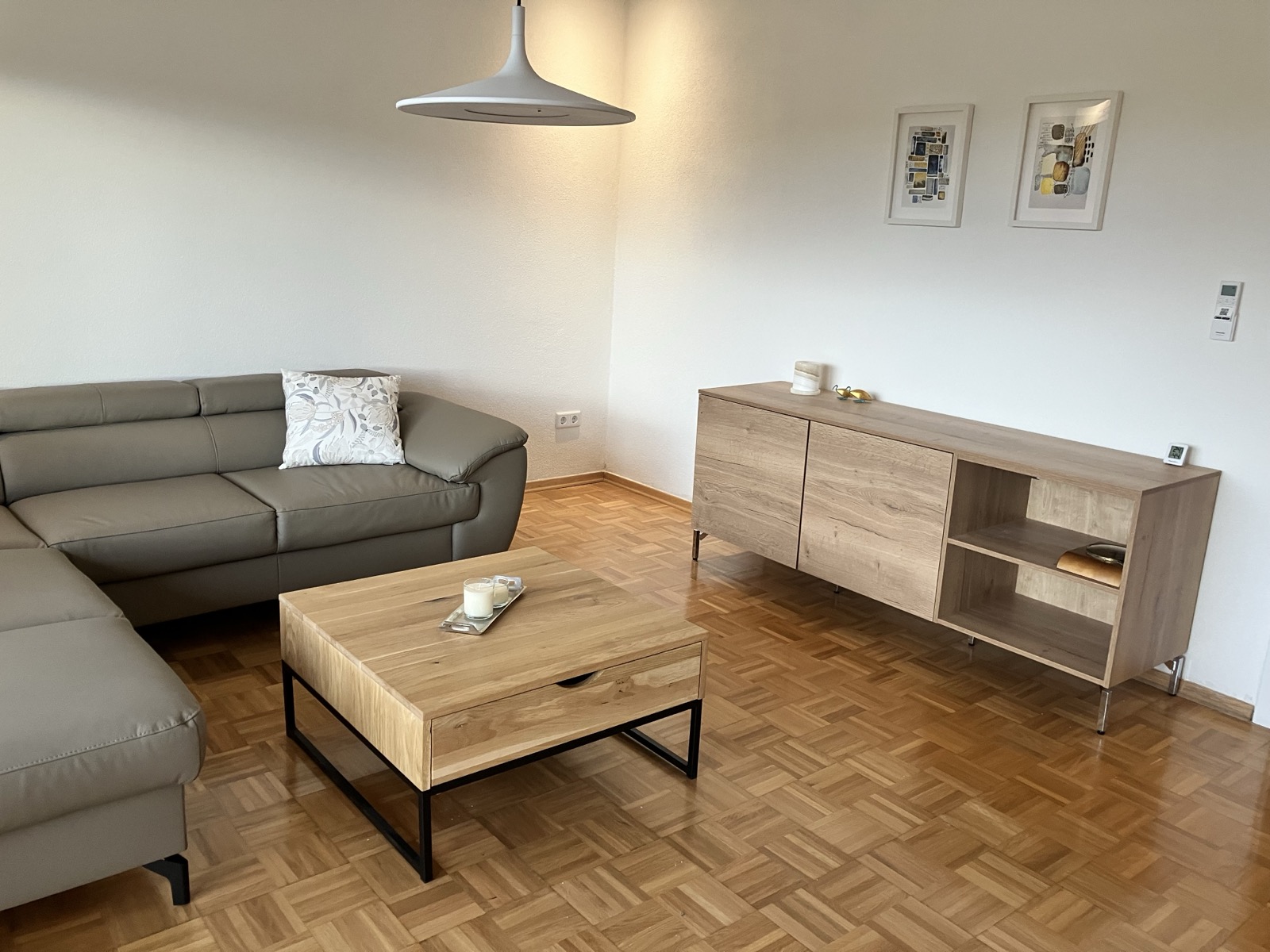 Wohnzimmer mit Echtleder-Eckcouch, Couchtisch und Sideboard im Ferienhaus Obersfeld